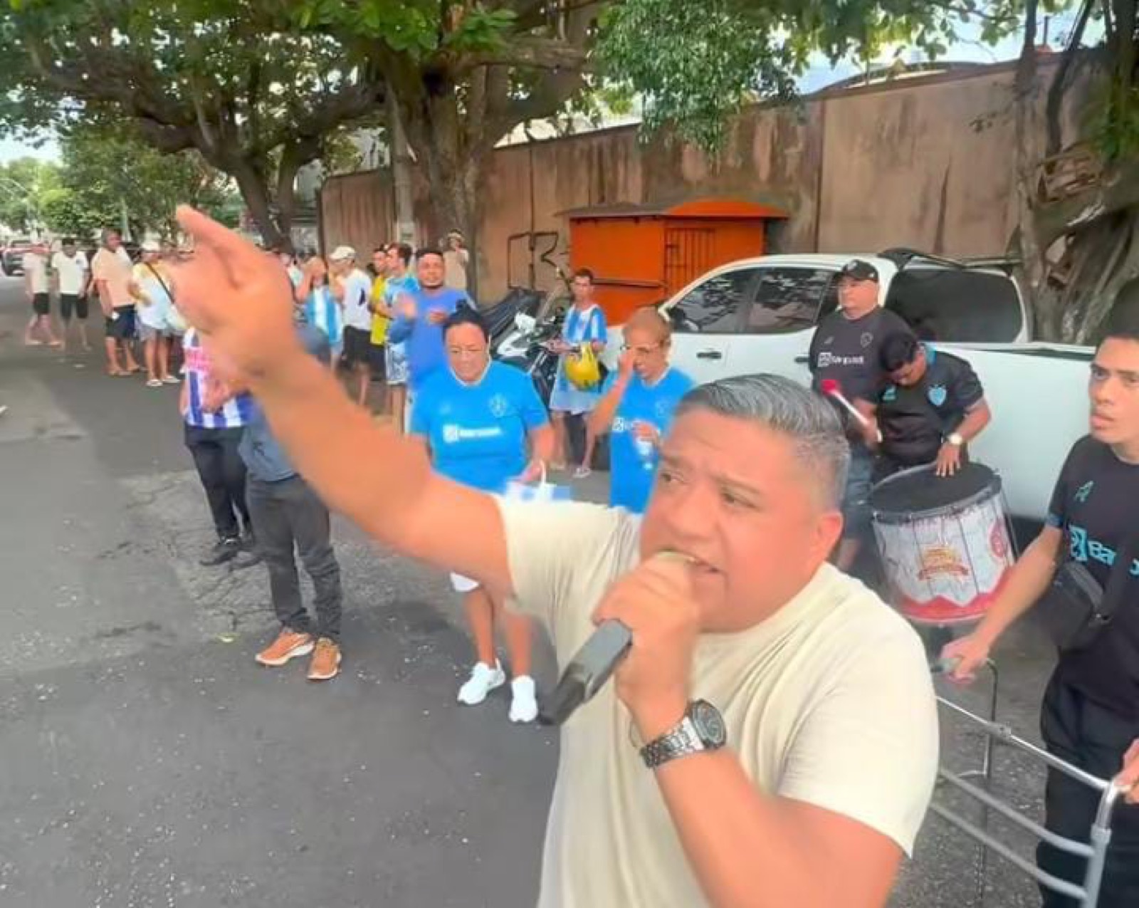 Torcedores do Paysandu protestam durante apresentação de balanço do clube na Curuzu