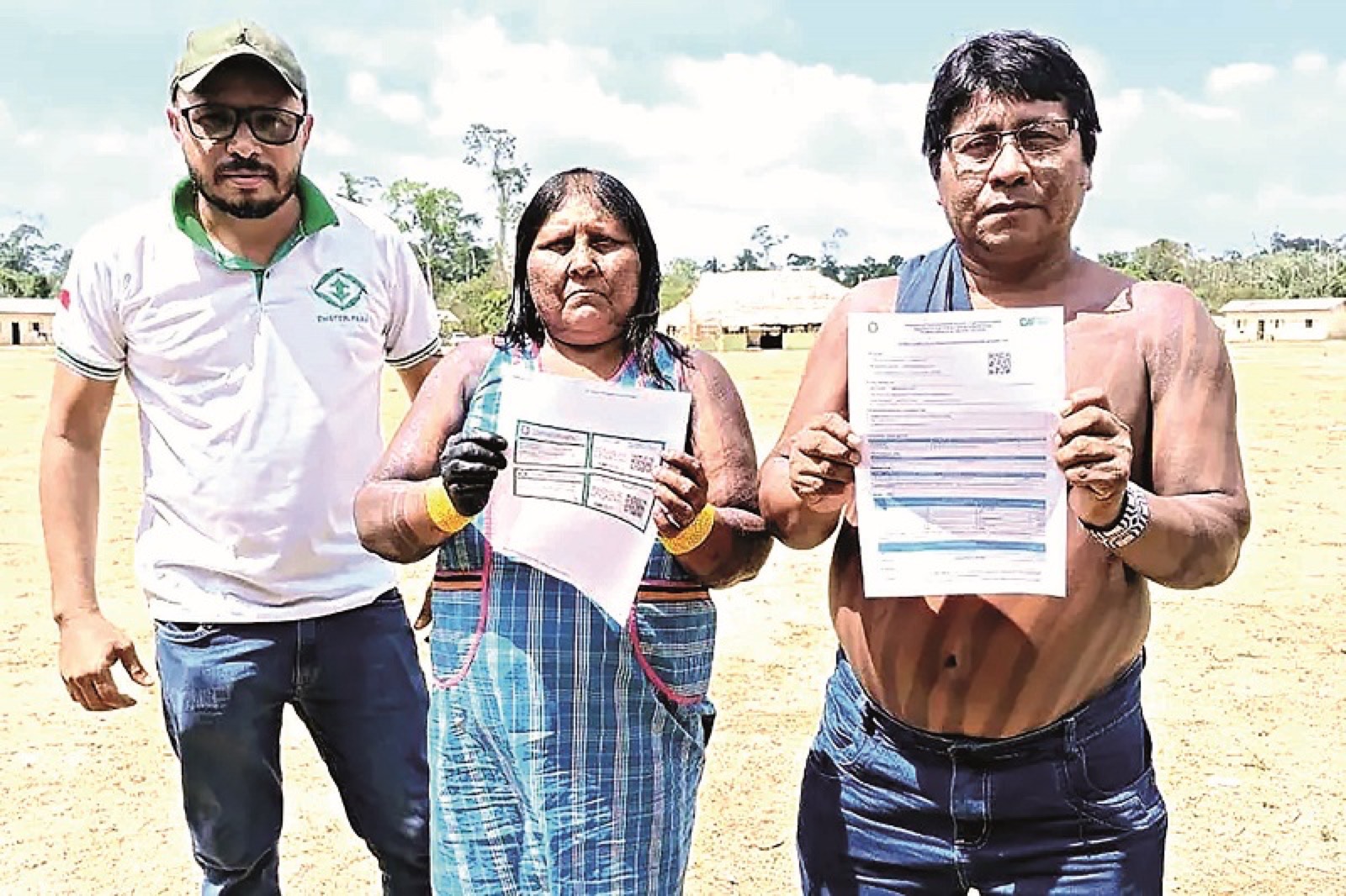 Emater entrega cadastros da agricultura familiar para indígenas Xikrin em Anapu
