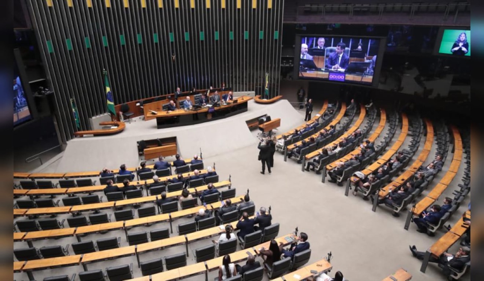 Quando tomam posse os deputados estaduais, federais e senadores eleitos no Pará?