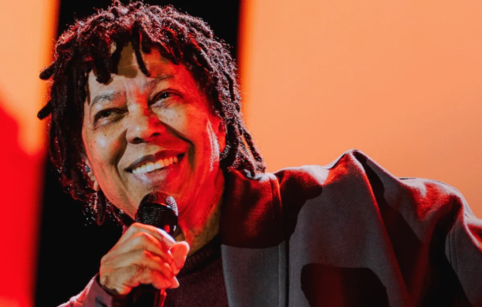 Ingresso com 45% de desconto em troca de 2 kg de alimentos não perecíveis leva a fome para a porta do show de Djavan em Belém