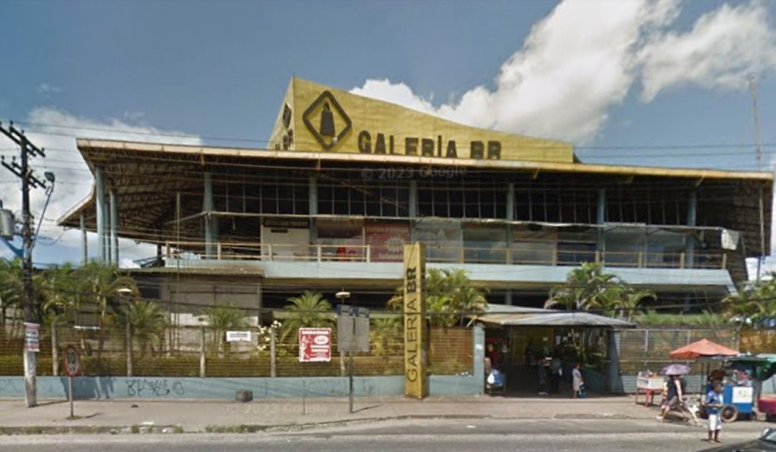 Galeria BR tem vitrines vazias e salas à espera de novos negócios na BR-316