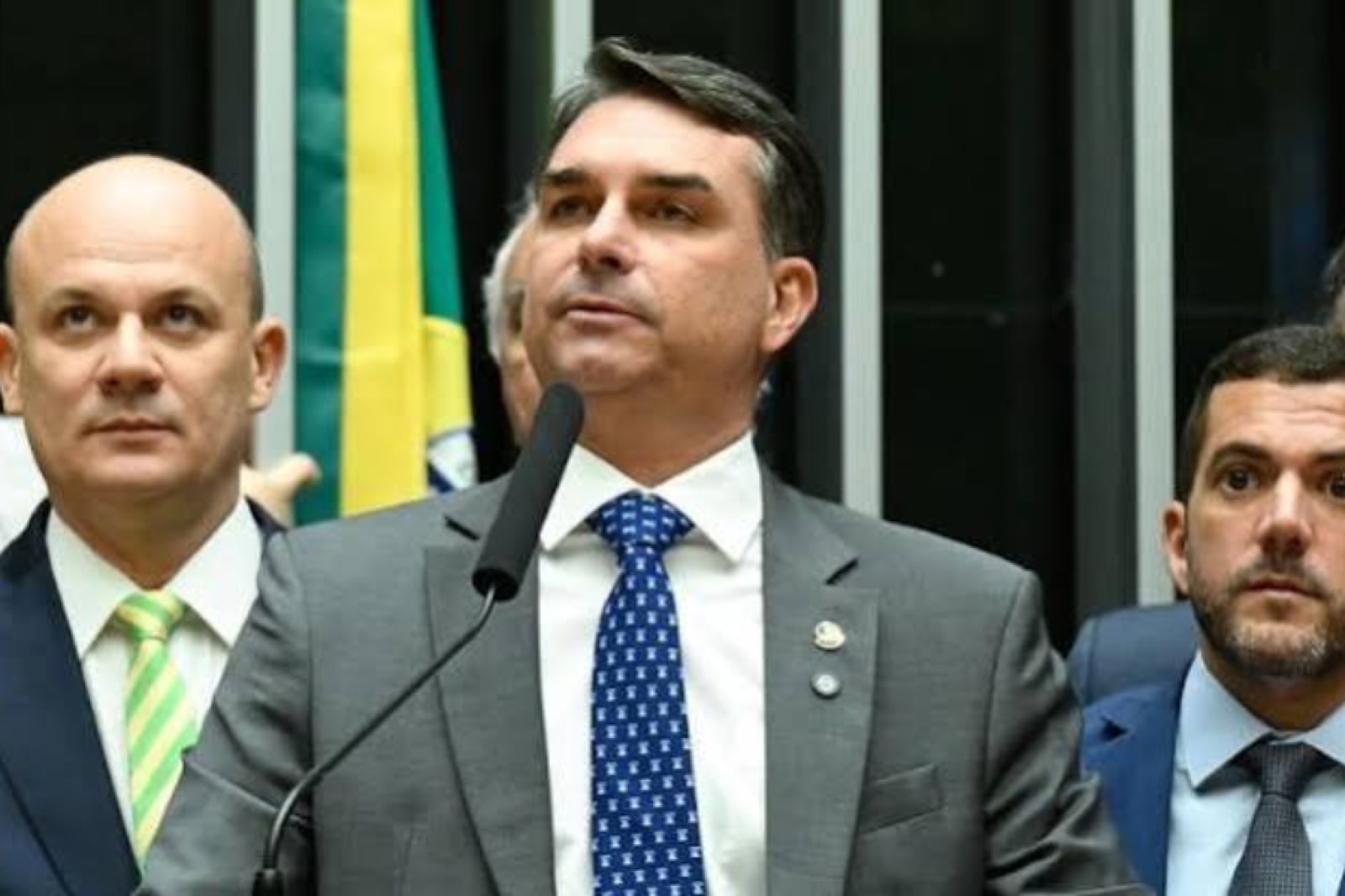 Flávio Bolsonaro confirma presença no debate da Band e viabiliza primeiro confronto direto com Lula