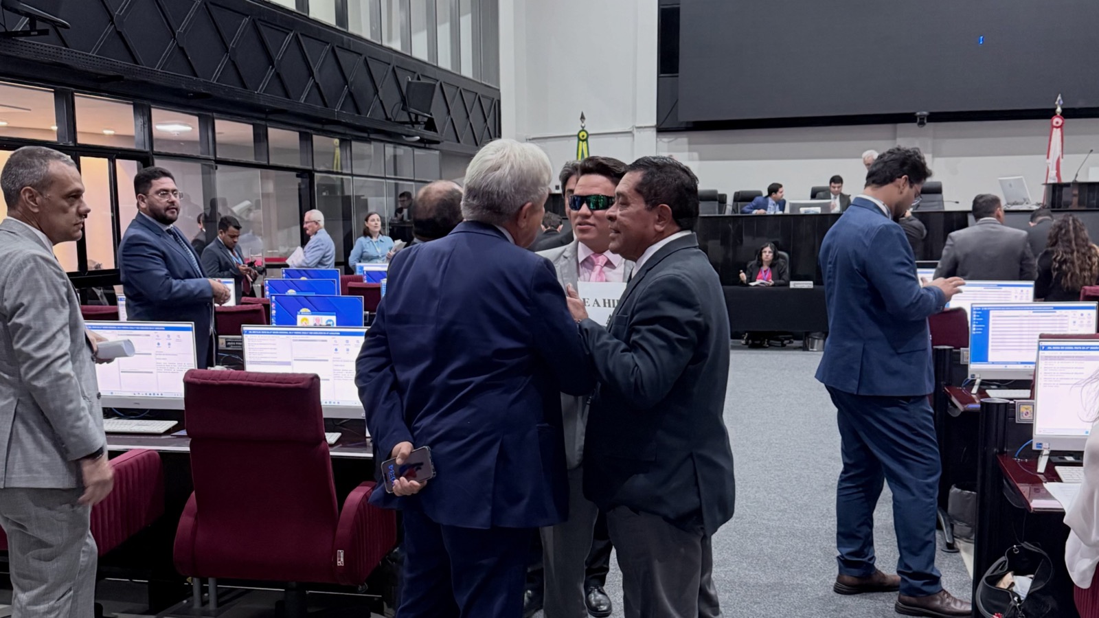 Aposta por Hilux termina em bate-boca entre deputados Iran Lima e Bob Fllay na Alepa