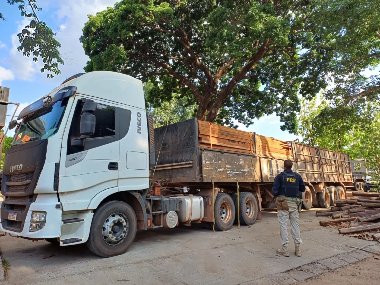 PRF apreende mais de 41 m³ de madeira transportada irregularmente na BR-230, em Marabá