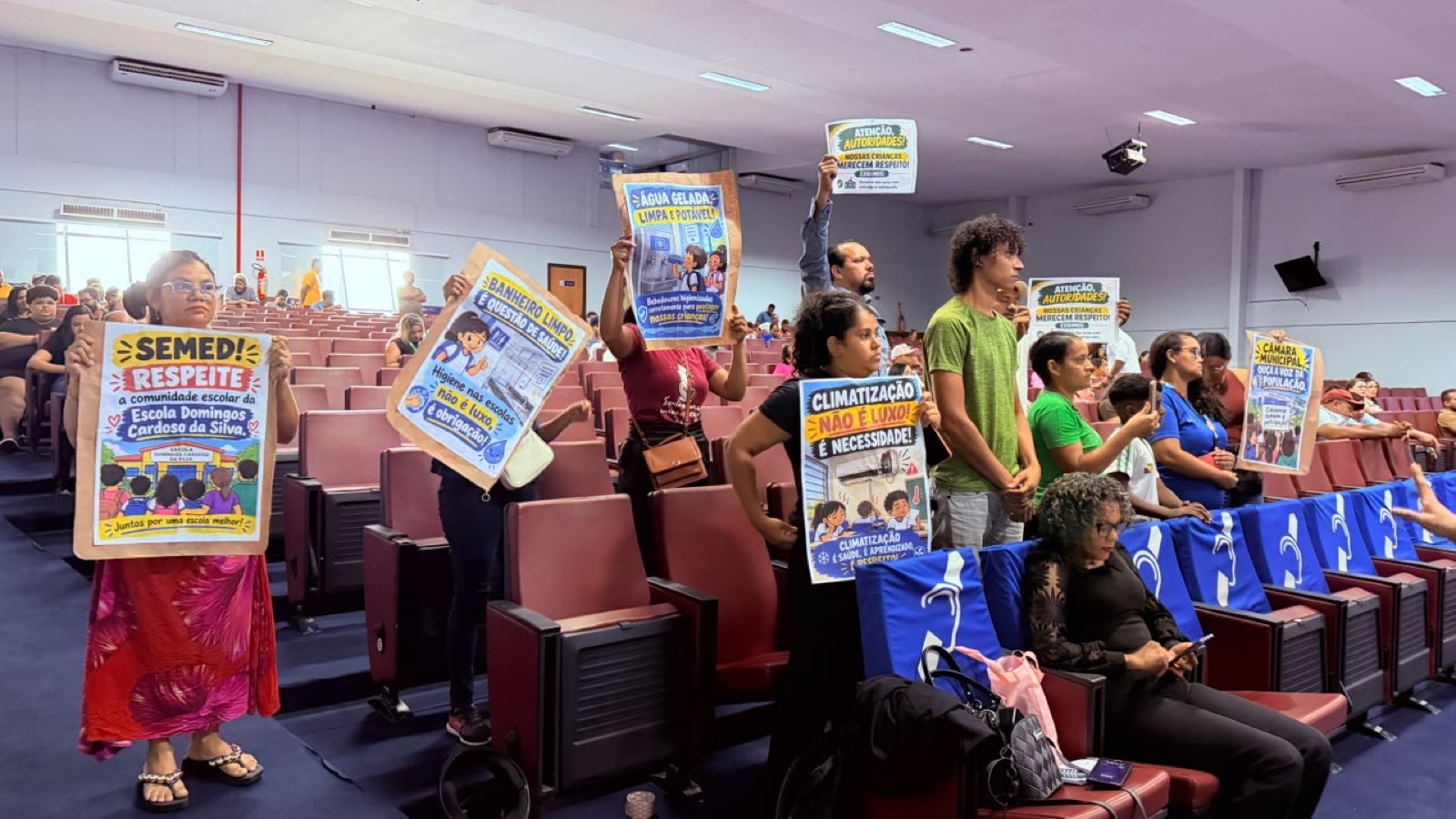 PARAUAPEBAS: Sob vaias de pais e alunos, base de Aurélio Goiano barra convocação da secretária de Educação