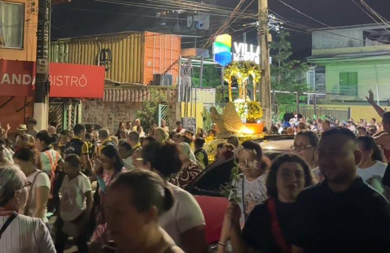 Fiéis acompanham procissão de Nossa Senhora Aparecida na Pedreira, em Belém