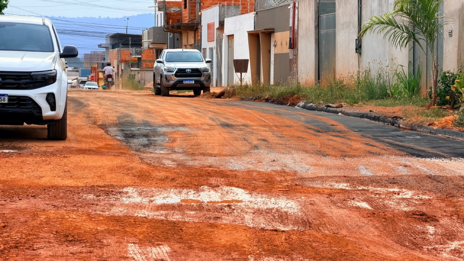 Após interdição e denúncia no Pebinha, máquinas da Prefeitura chegam à Avenida C5 para recuperar a via