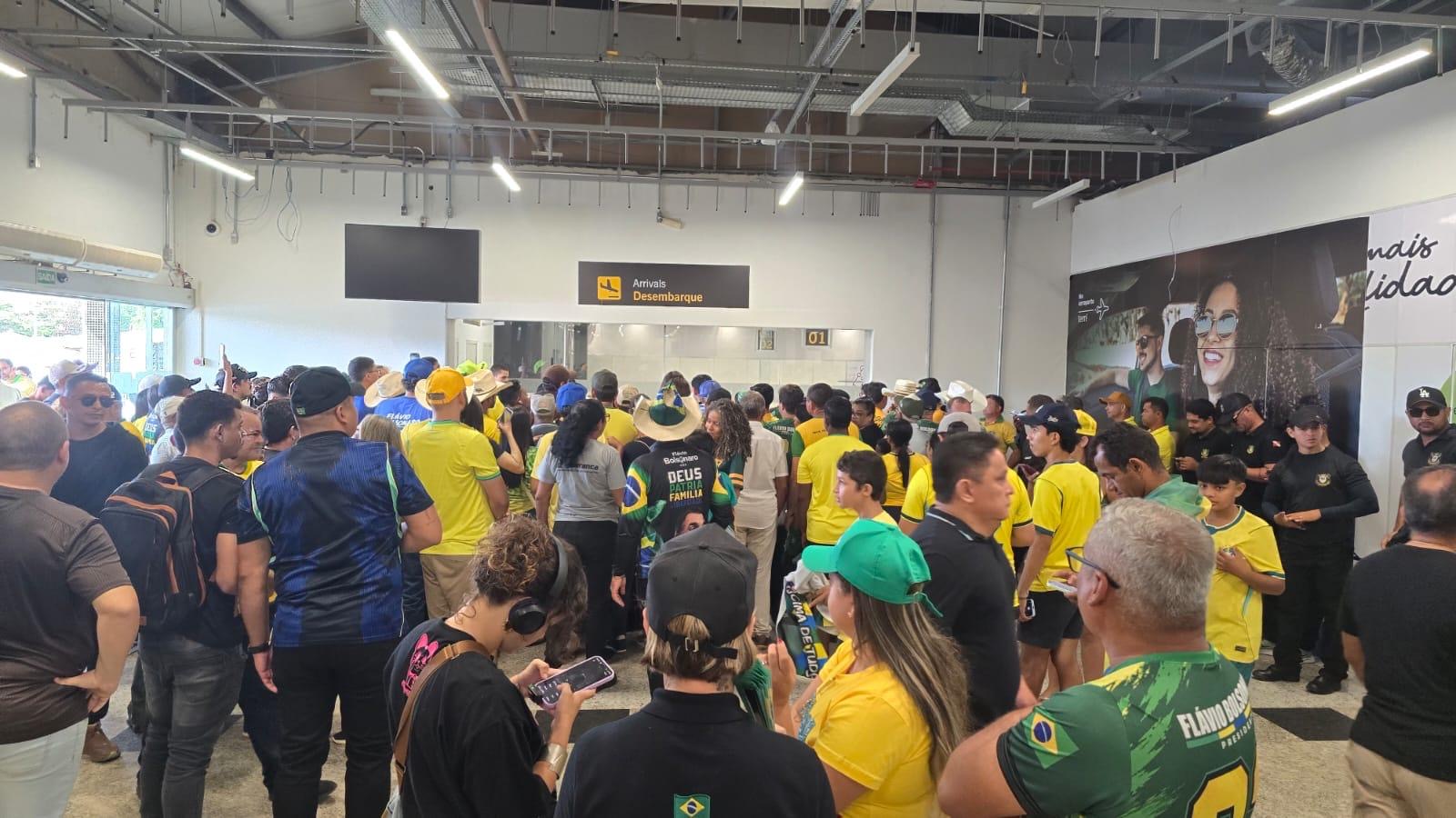 FLAVIO BOLSONARO LEVA MULTIDÃO AS RUAS DE MARABÁ
