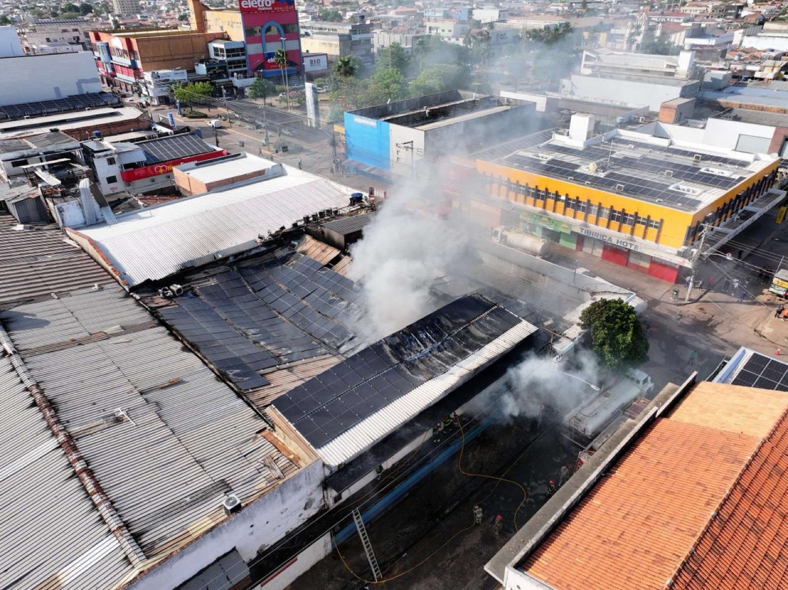 Marabá - Fogo começa em lixeira, na rua, e destrói dois comércios na Cidade Nova
